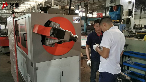 貝朗調(diào)機(jī)師在世銘五金家具車(chē)間